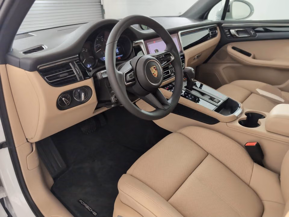 2025 Porsche Macan T - Photo 27
