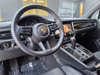 2025 Porsche Macan T - Photo 25