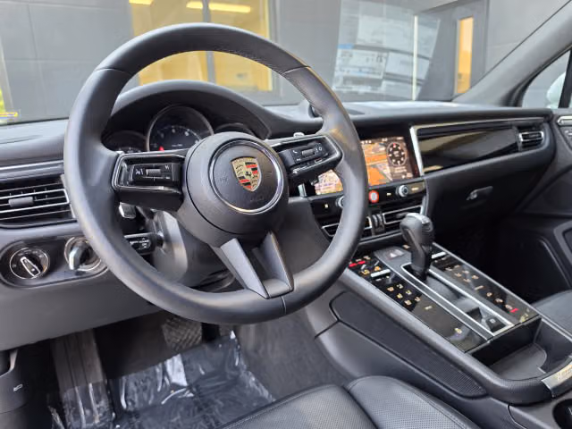 2025 Porsche Macan T - Photo 26