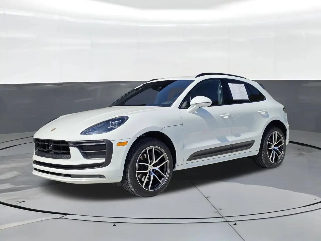 2025 Porsche Macan T - Photo 8