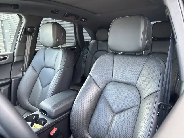 2025 Porsche Macan - Photo 38