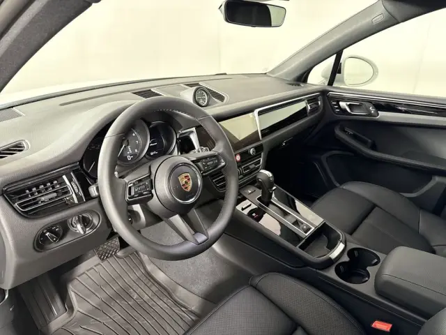 2025 Porsche Macan - Photo 30