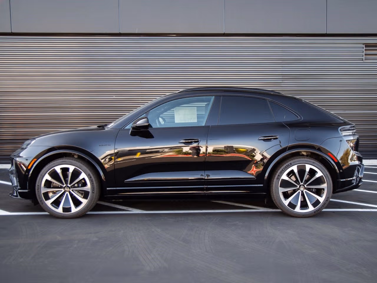 2025 Porsche Macan Turbo Electric - Photo 12