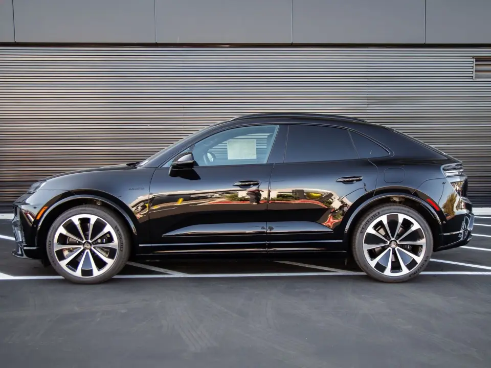 2025 Porsche Macan Turbo Electric - Photo 15