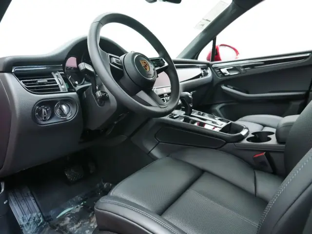 2026 Porsche Macan - Photo 30