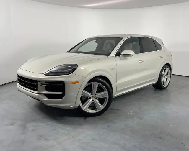 2024 Porsche Cayenne Turbo E-Hybrid - Photo 6