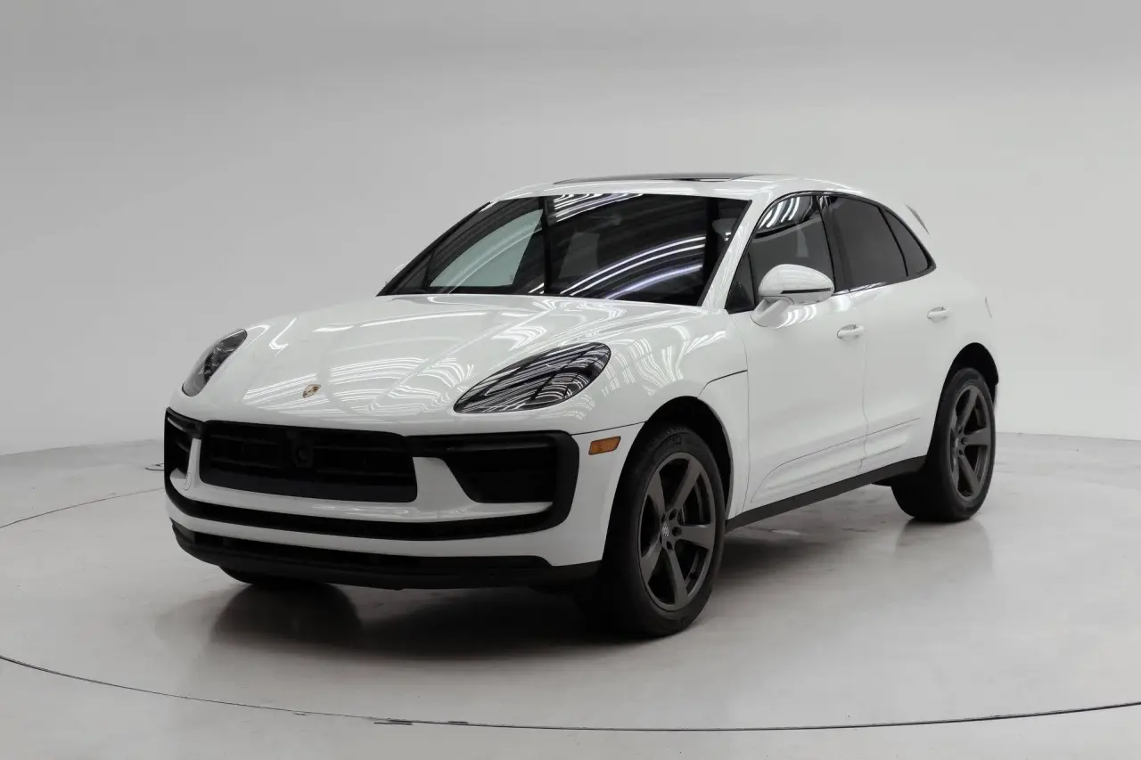 2026 Porsche Macan T - Photo 8