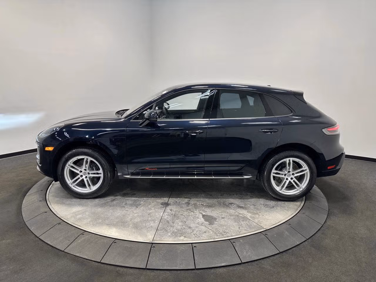 2026 Porsche Macan T - Photo 12