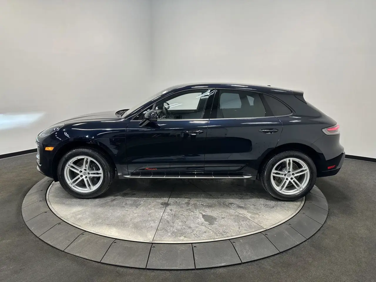 2026 Porsche Macan T - Photo 16