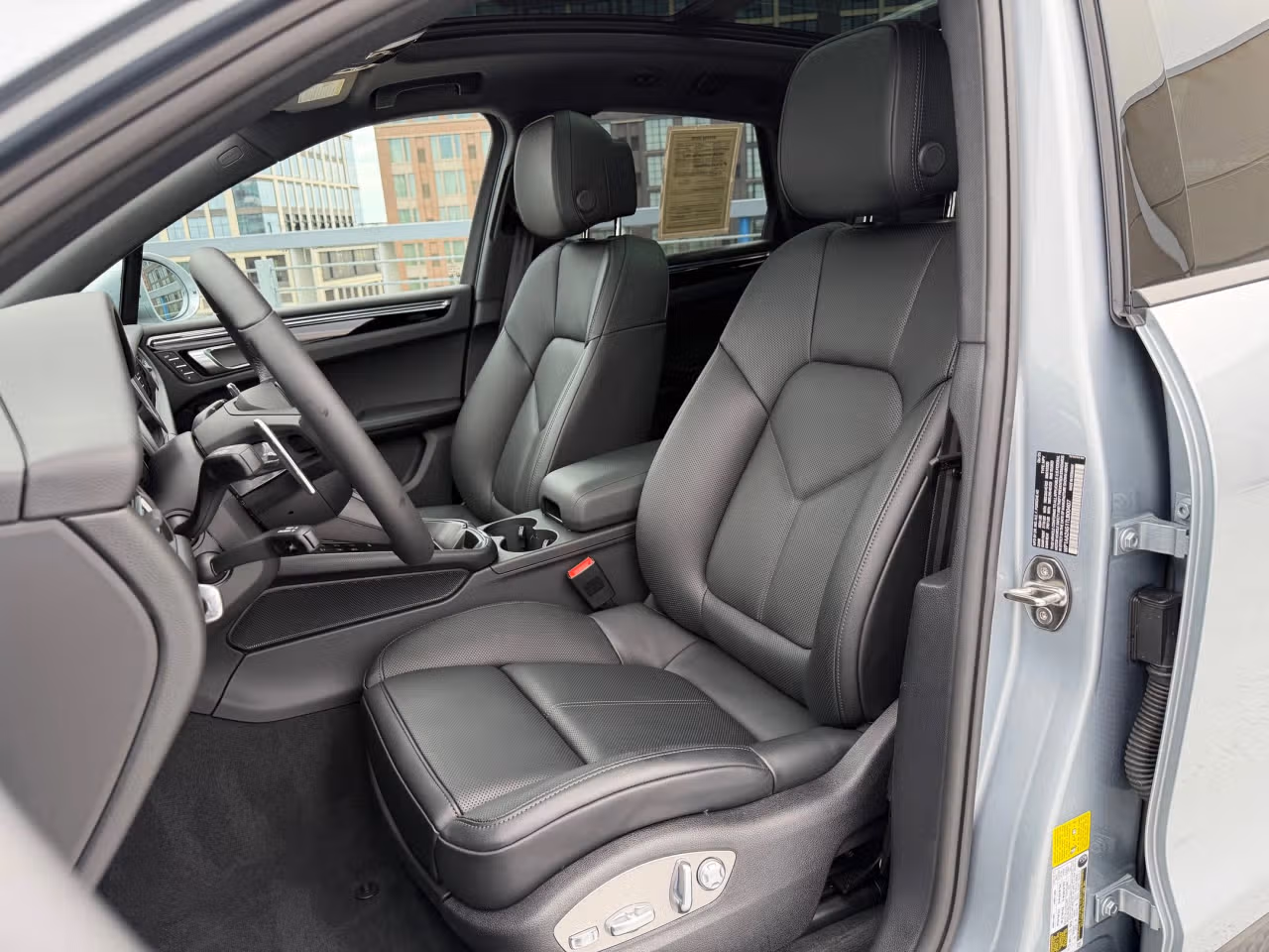 2026 Porsche Macan - Photo 36