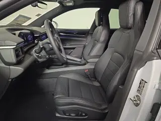 2025 Porsche Macan Base - Photo 37