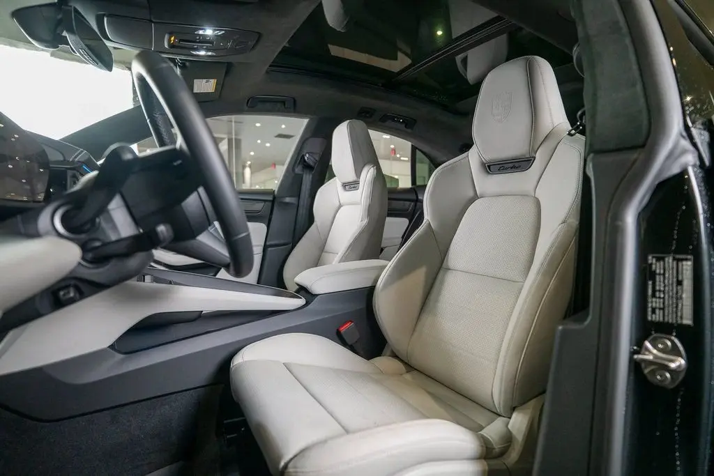 2025 Porsche Macan Turbo Electric - Photo 40