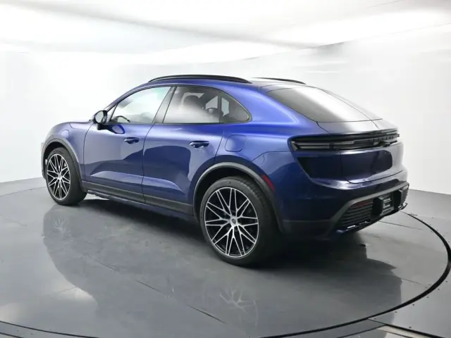 2024 Porsche Macan Turbo Electric - Photo 22