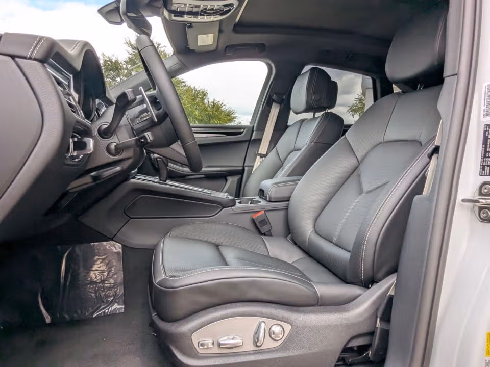 2026 Porsche Macan T - Photo 35