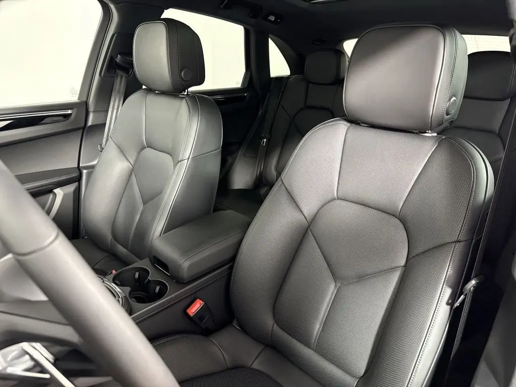 2025 Porsche Macan - Photo 40