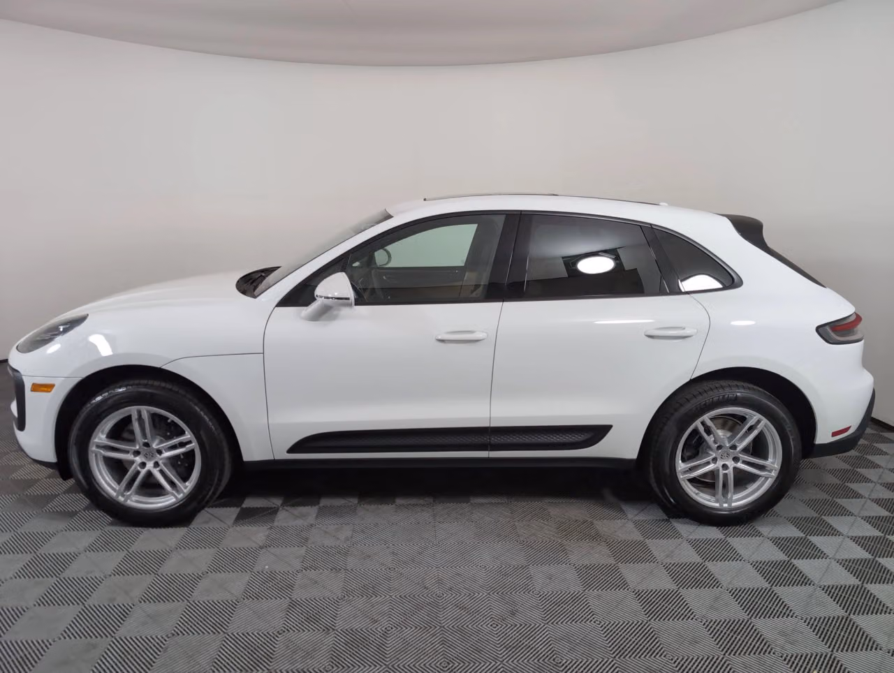 2025 Porsche Macan T - Photo 12