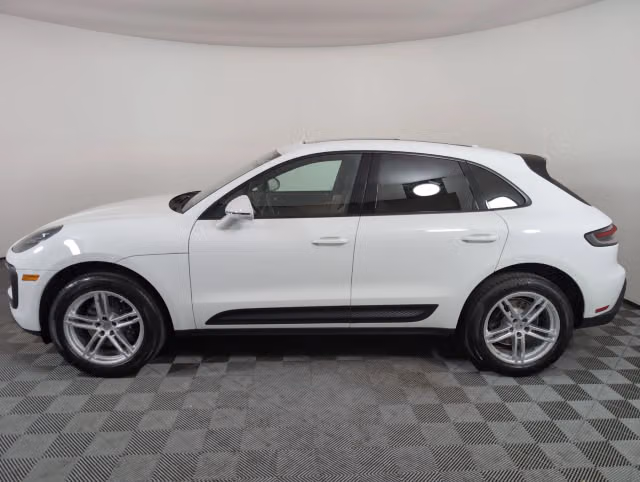 2025 Porsche Macan T - Photo 10