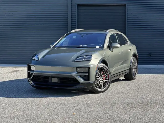 2025 Porsche Macan Turbo Electric - Photo 6
