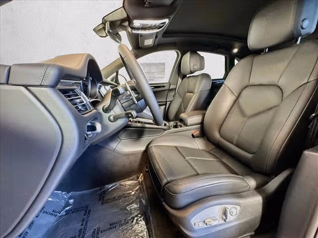 2025 Porsche Macan Base - Photo 36