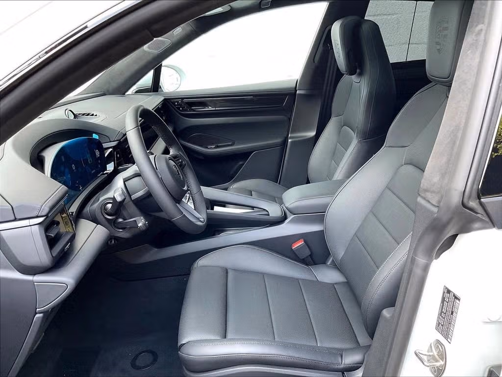 2025 Porsche Macan Turbo Electric - Photo 36