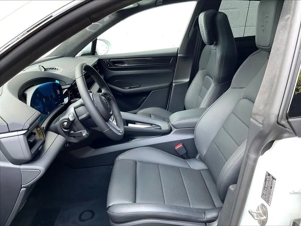 2025 Porsche Macan Turbo Electric - Photo 40