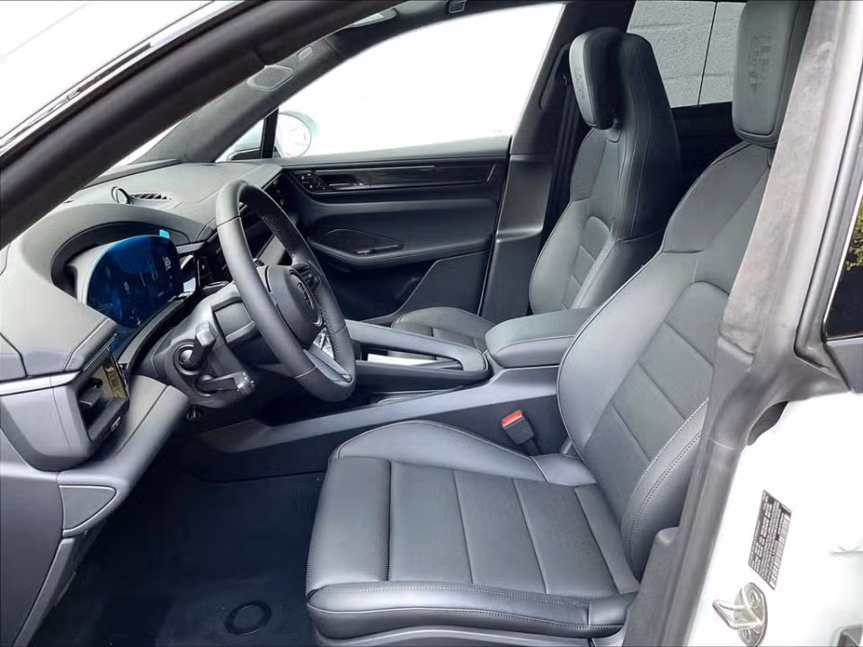 2025 Porsche Macan Turbo Electric - Photo 35