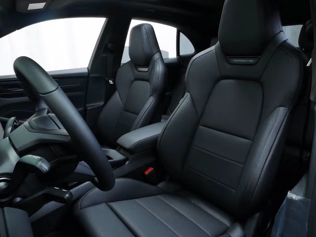 2025 Porsche Macan Turbo Electric - Photo 36