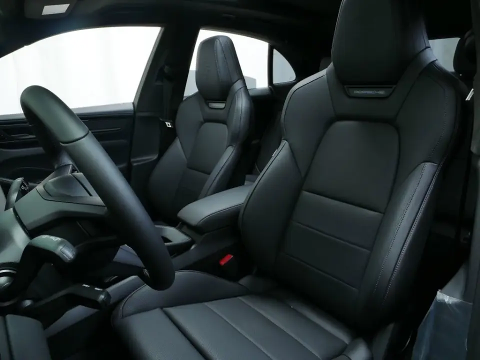 2025 Porsche Macan Turbo Electric - Photo 39