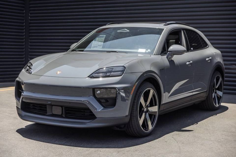 2025 Porsche Macan Base