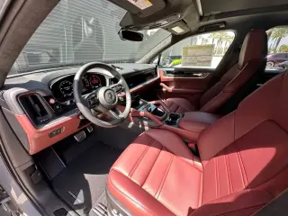 2025 Porsche Cayenne Turbo E-Hybrid - Photo 29