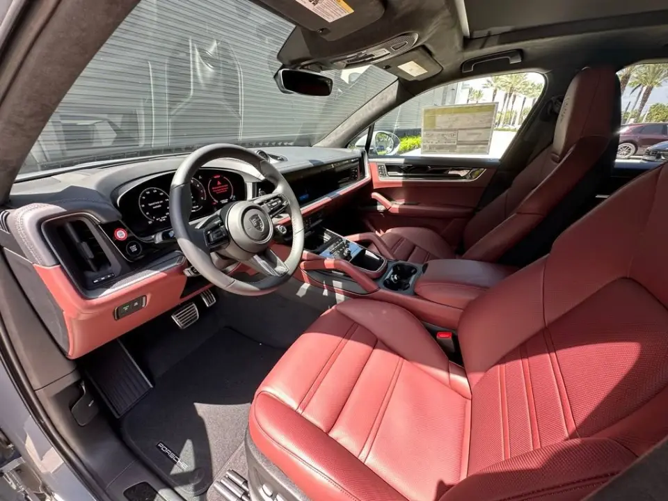 2025 Porsche Cayenne Turbo E-Hybrid - Photo 31