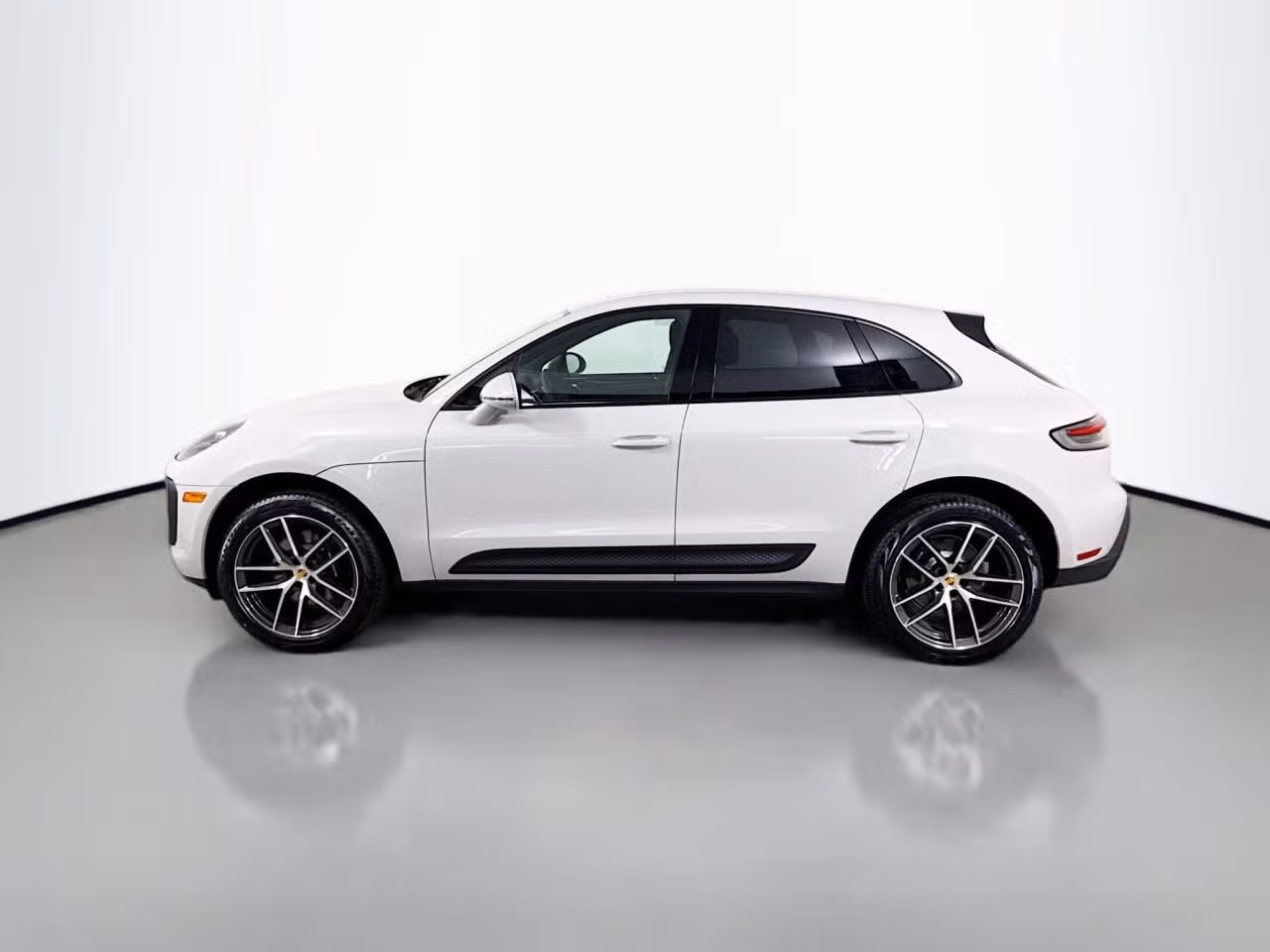 2025 Porsche Macan - Photo 12
