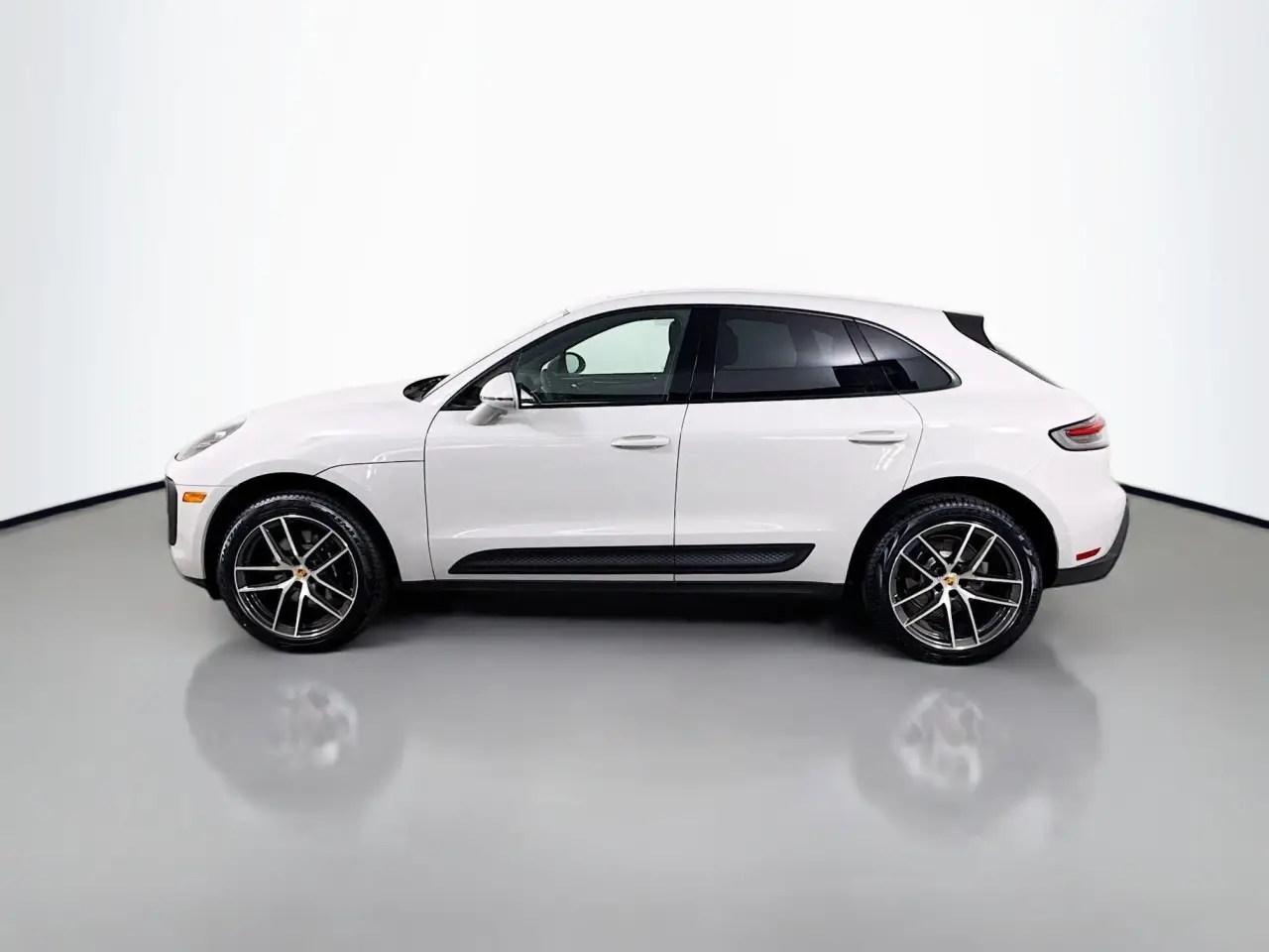 2025 Porsche Macan - Photo 16