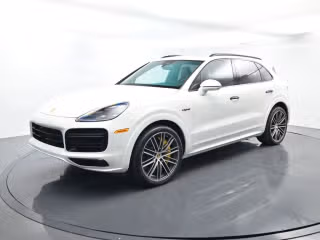 2022 Porsche Cayenne Turbo S E-Hybrid's photo