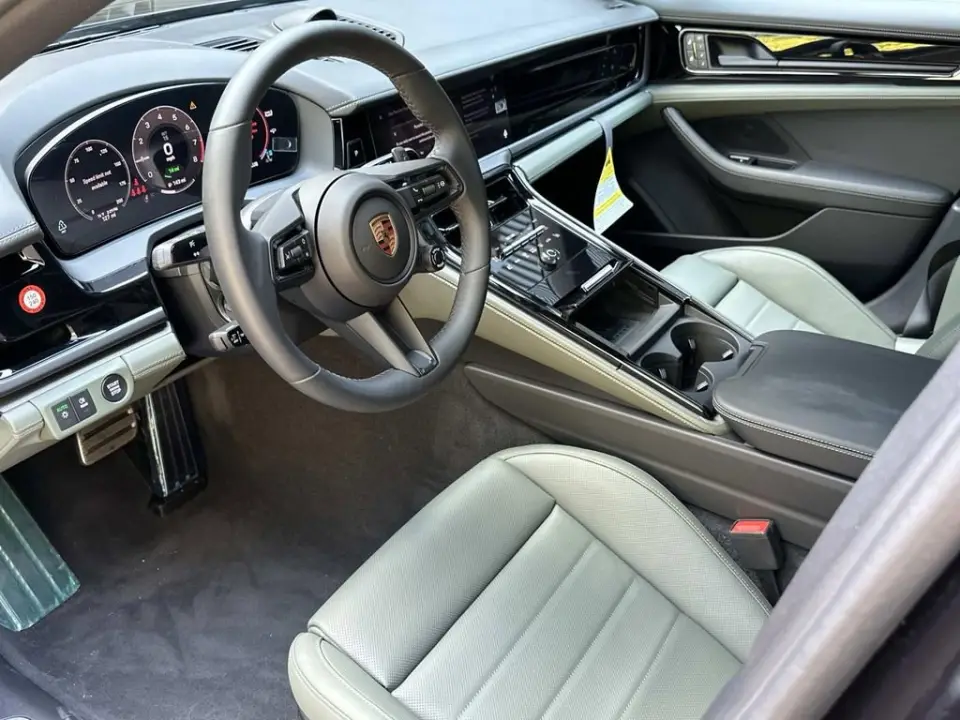 2025 Porsche Panamera 4 E-Hybrid - Photo 31