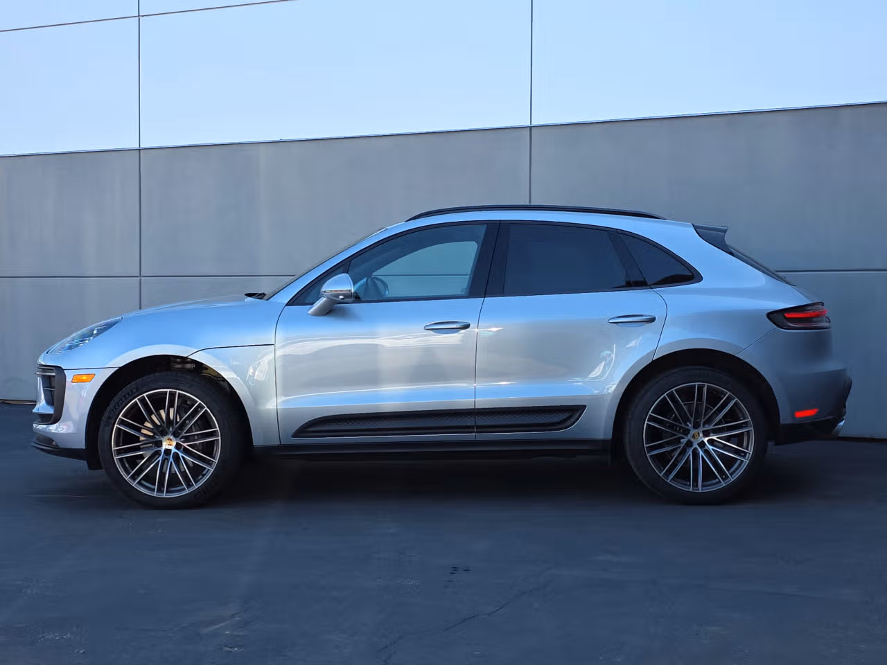 2026 Porsche Macan - Photo 12