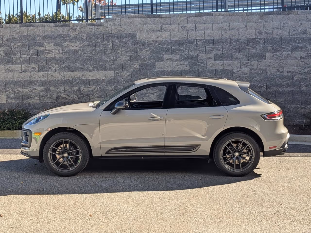 2026 Porsche Macan T - Photo 12