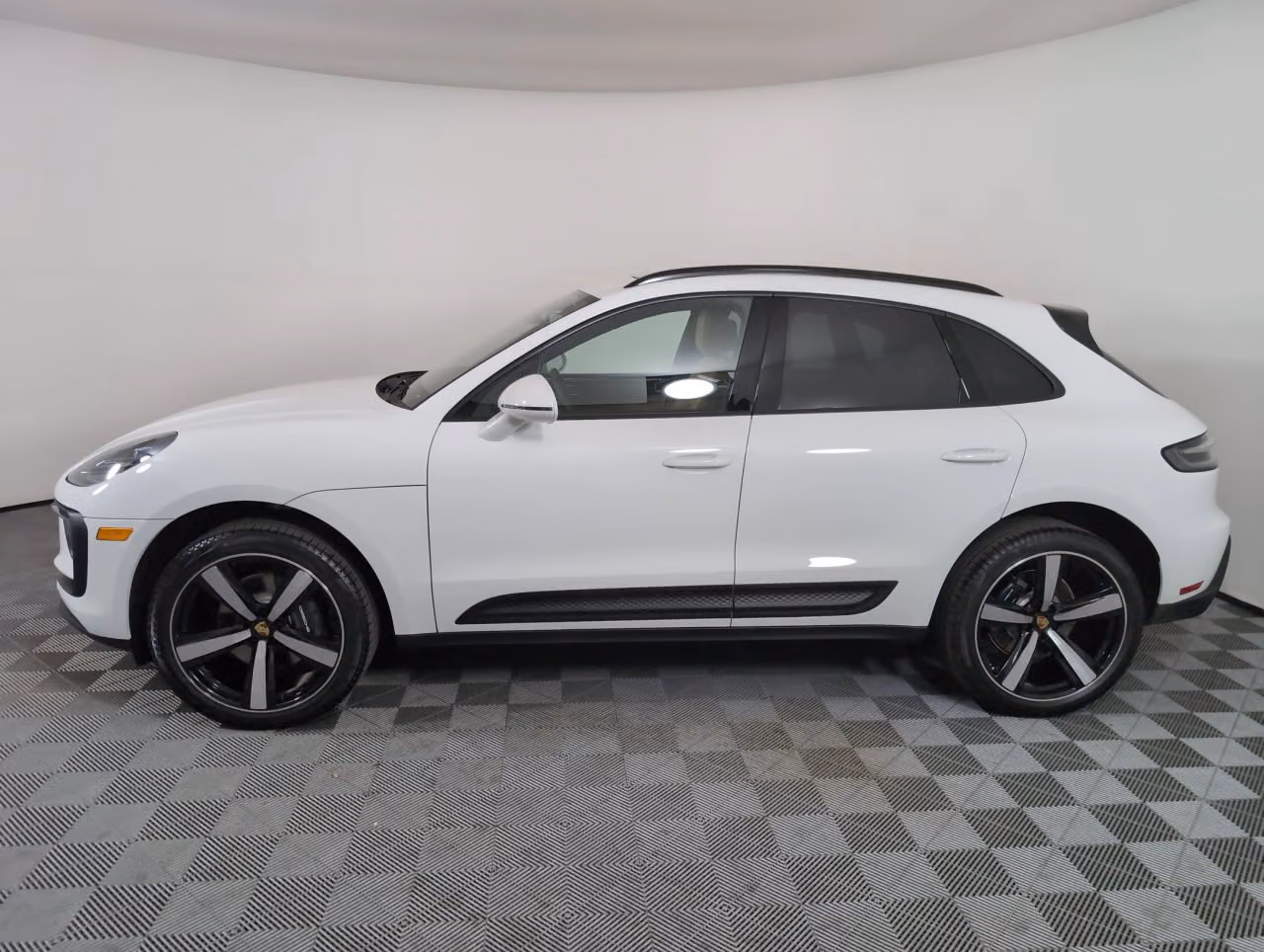 2026 Porsche Macan T - Photo 12