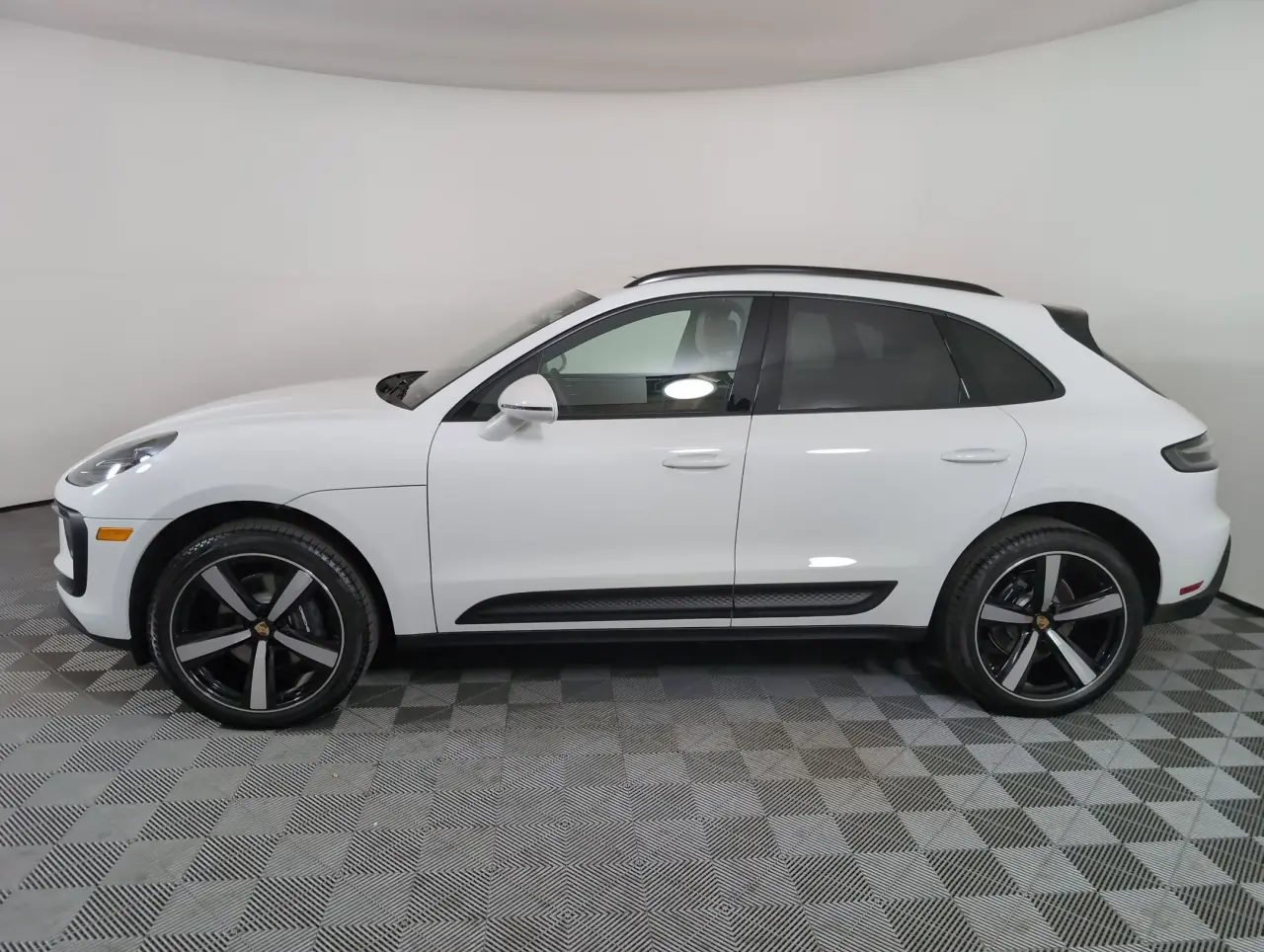 2026 Porsche Macan T - Photo 16