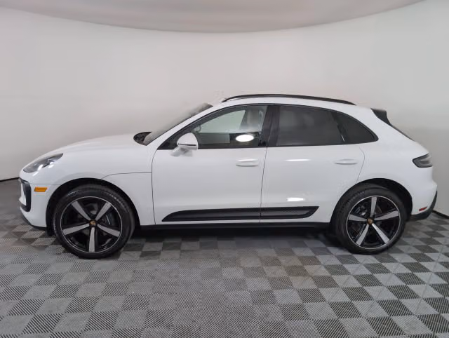 2026 Porsche Macan T - Photo 10