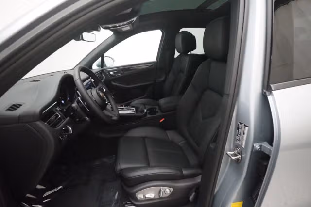 2026 Porsche Macan T - Photo 26