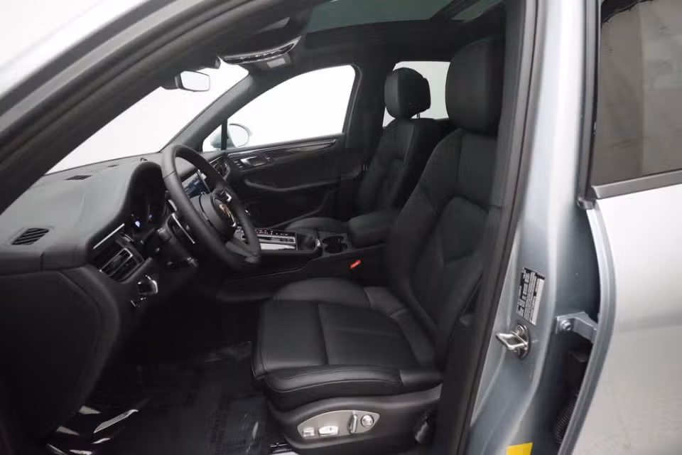 2026 Porsche Macan T - Photo 27