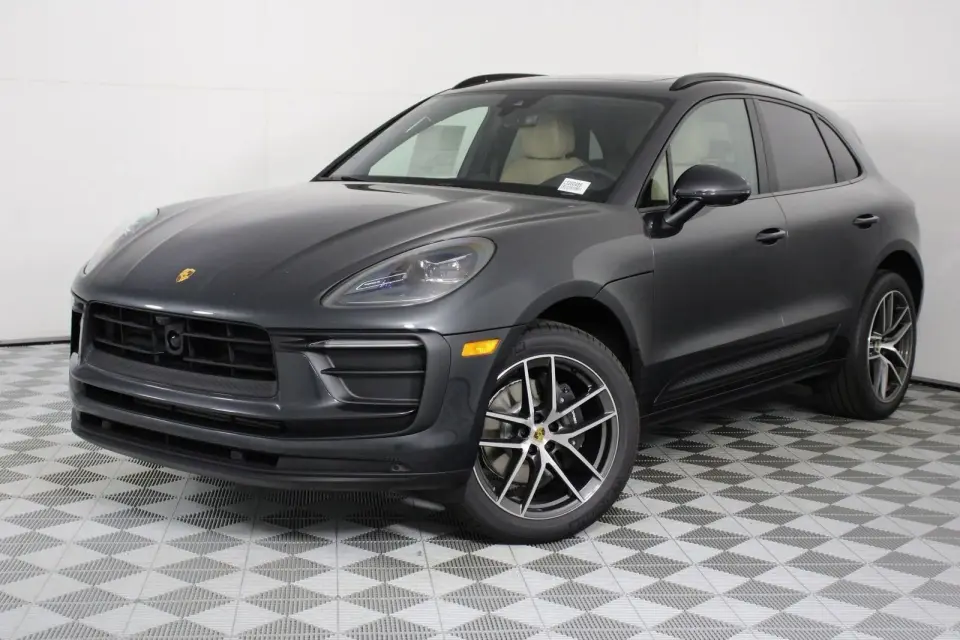 2026 Porsche Macan T - Photo 7