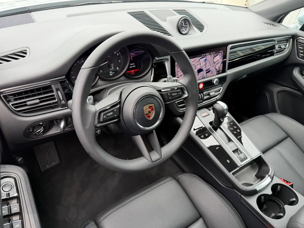 2026 Porsche Macan - Photo 32
