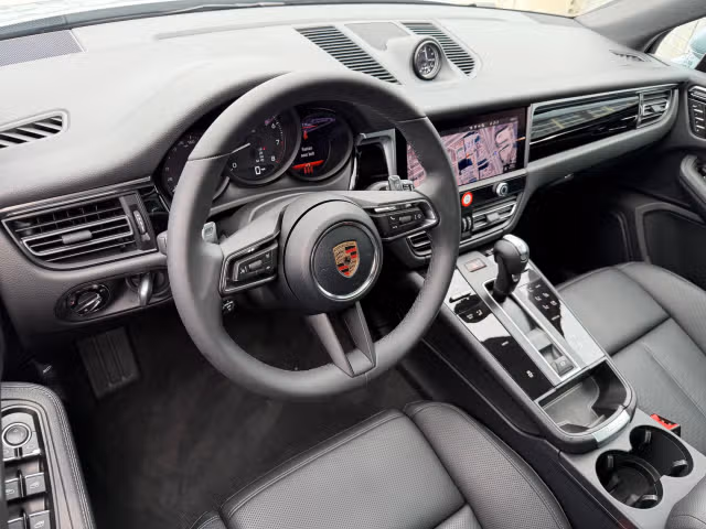 2026 Porsche Macan - Photo 26