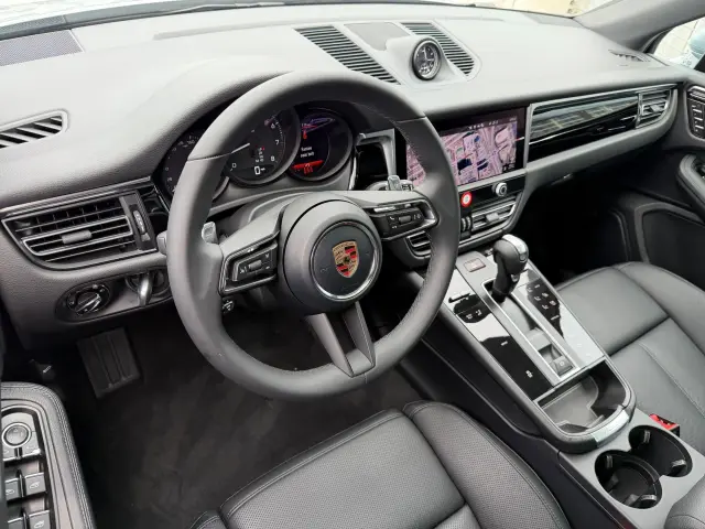 2026 Porsche Macan - Photo 30