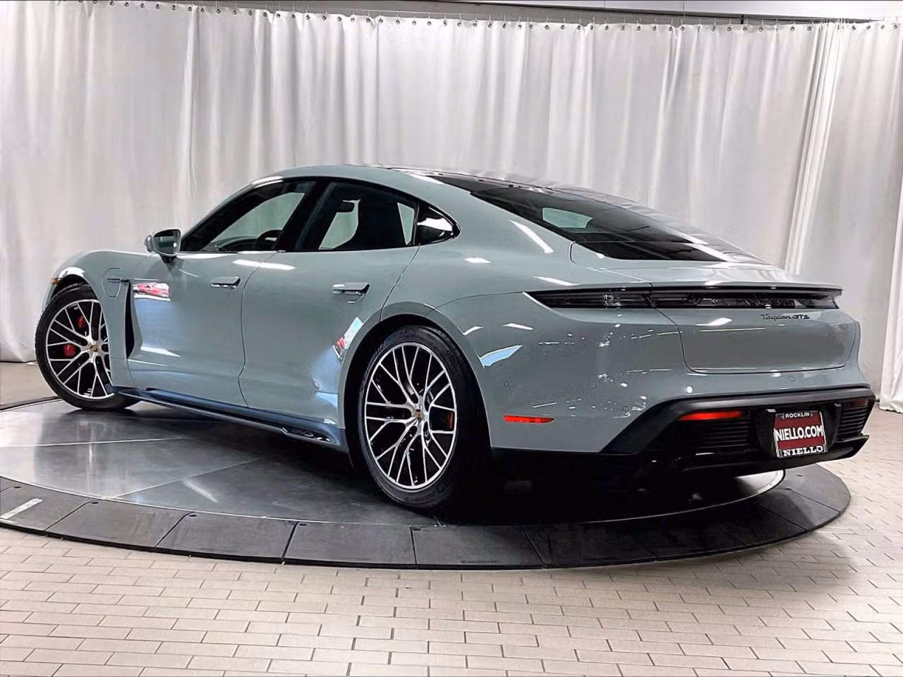 2025 Porsche Taycan GTS - Photo 20