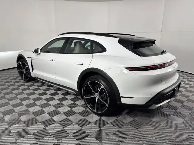 2025 Porsche Taycan Base - Photo 22