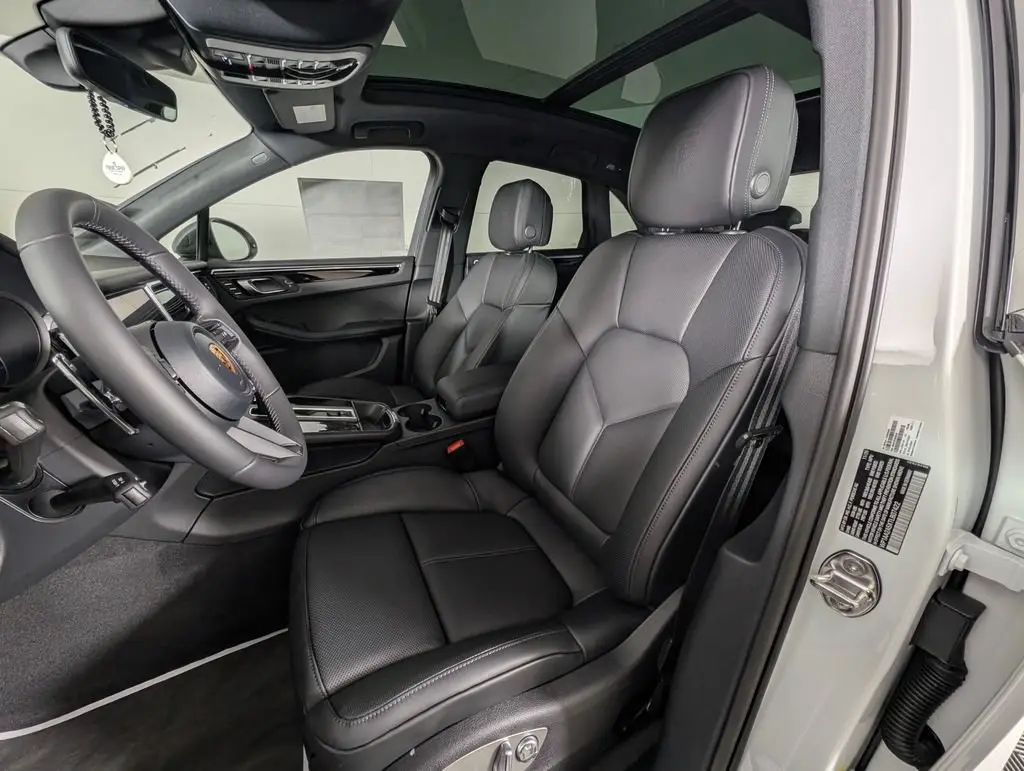 2026 Porsche Macan T - Photo 40
