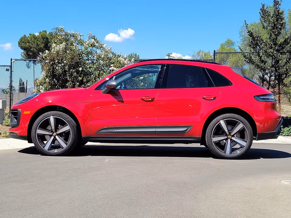 2025 Porsche Macan T - Photo 11